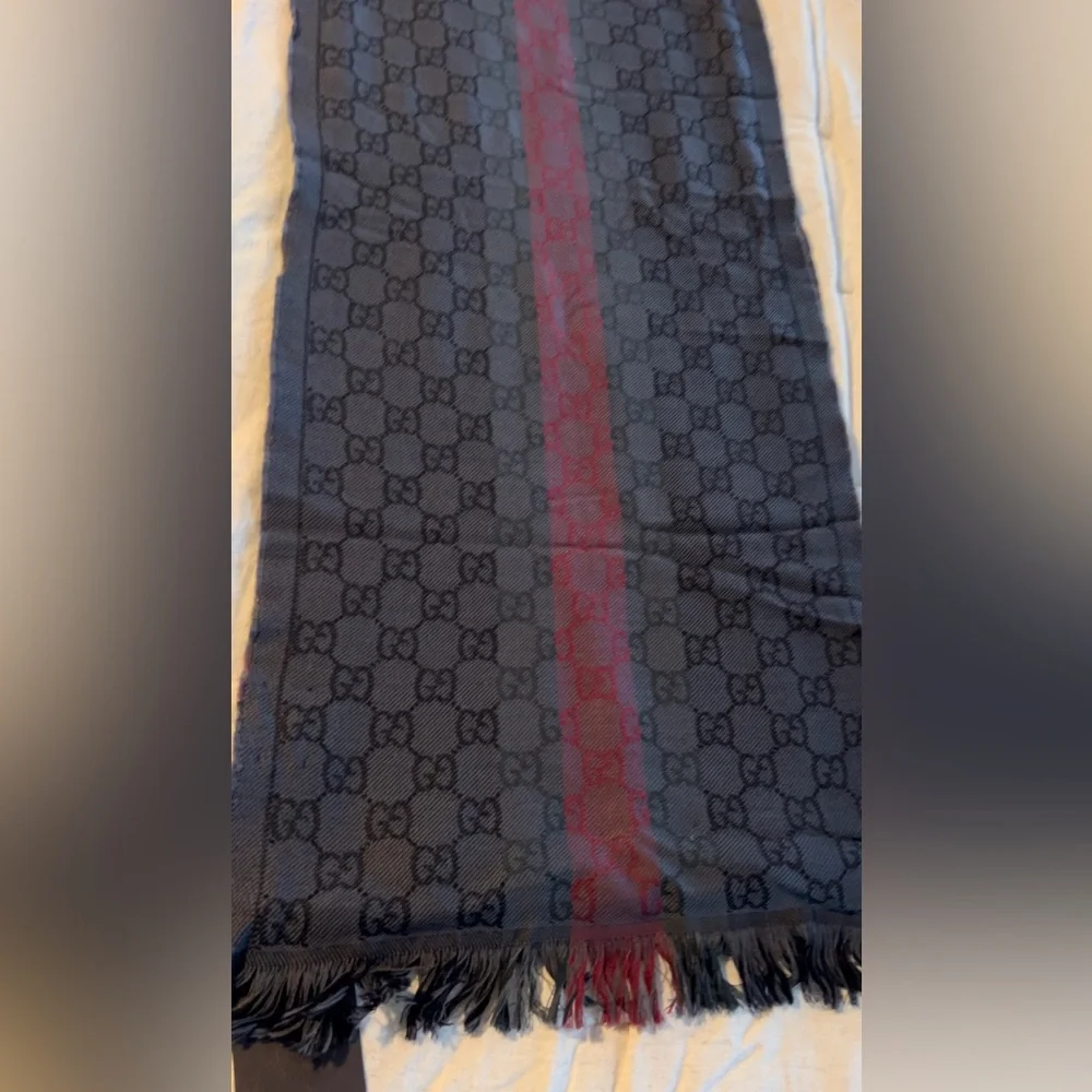 NWT Authentic Gucci Men’s Scarf 100% Wool  Gray / red/ green